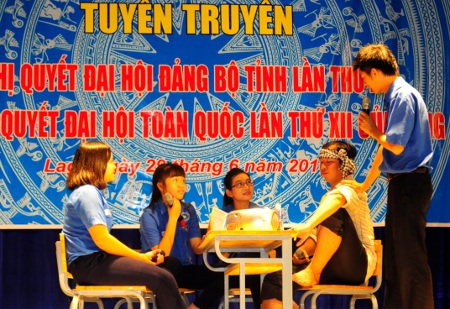  Tiểu phẩm "Nghị quyết vì dân" do Đội Tuyên truyền ca khúc cách mạng Tỉnh đoàn BÌnh Thuận biểu diễn